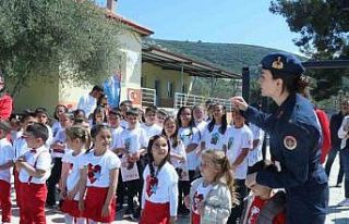 Muğla’da jandarma ekiplerinden öğrencilere trafik...