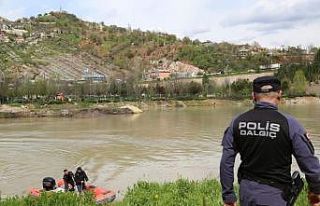 Munzur Çayı’na düşen 3 genç, bin personelle...