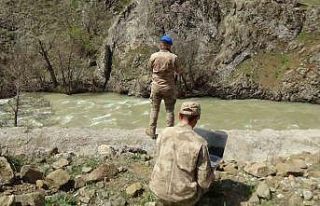 Munzur Çayı’na düşen kayıp 3 genci, 250 kişilik...