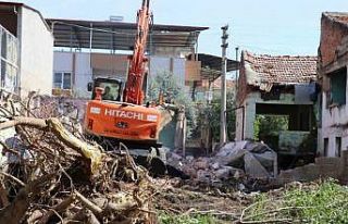 Nazilli’de metruk binalar yıkılıyor