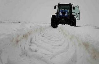 Nisan ayında yağan kar köylülere zor anlar yaşattı