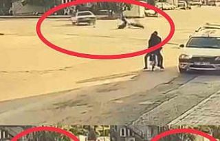 O anlar kamerada: Motosikletle otomobil çarpıştı,...