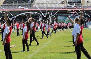 Öğrenciler hünerlerini sergiledi, izleyenler ayakta...