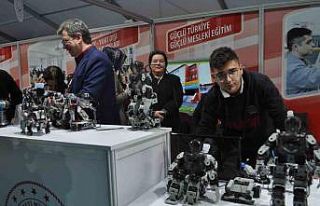 Öğrencilerin yaptığı insansı robotlar fuarda...