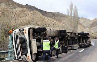 Oltu-Tortum yolundaki ’ölüm kavşağı’nda 10...
