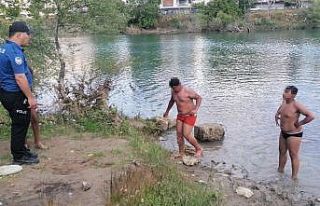 Ölüme yüzen çocuklara polis müdahalesi