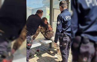 Otobüs durağında uyuyakalan turist polisi harekete...