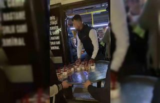 Otobüsleri durdurup yolculara helva ikram ettiler