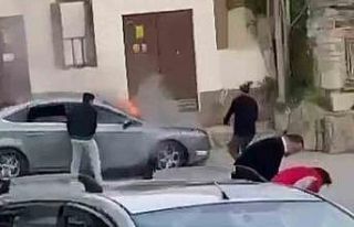 Otomobil alev aldı, esnafın müdahalesiyle yangın...