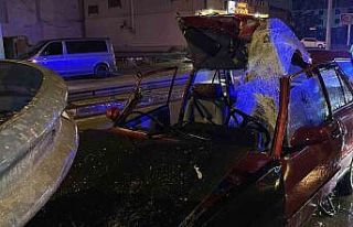 Otomobil bariyerlere saplanıp parçalandı: 3 kişi...
