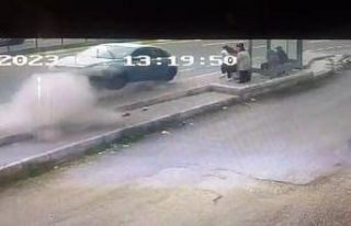 Otomobil duraktaki 5 kişiye çarptı, insanlar savruldu,...