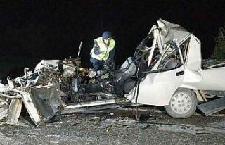 Otomobil kamyona arkadan çarptı: 2 ölü