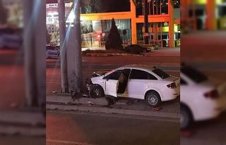 Otomobil üst geçit ayağına çarptı: 1 yaralı