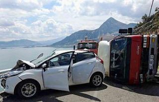 Otomobil ve kamyonetin çarpıştığı kazada 7 kişi...