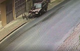 Otomobil yangın hidrantına çarptı, yol göle döndü