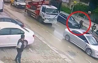 Otomobilin çarptığı yaya metrelerce sürüklendi