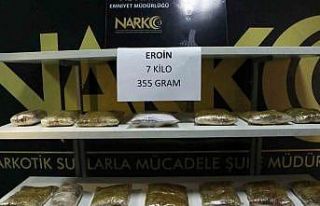 Otomobilin kapı boşluğunda 7 kilo 355 gram eroin...