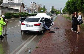 Otomobillerine dolan suyu kovalarla boşalttılar