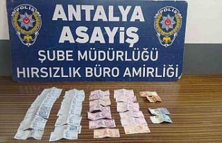 Oyaladıkları taksicinin cebinden para çalan 3 şüpheli...