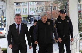 Özdemir: "Gecesini gündüzüne katan polisimize...