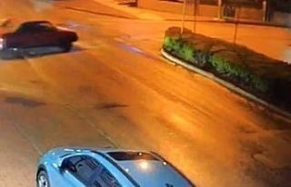 (Özel) Caddenin ortasında duran otomobile motosiklet...