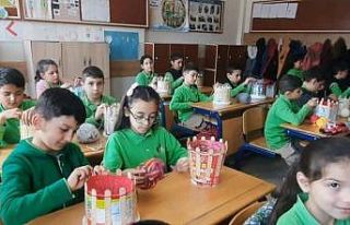 (Özel) Kalplerindeki sevgiyi ilmeklere aktarıp depremzede...