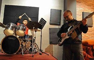 (ÖZEL) Oğlu ile okulda eğitim alıyorlar