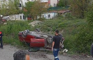 Park halindeki araca çarpan otomobil takla attı