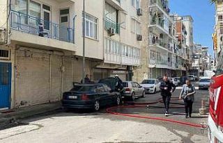 Park halindeki otomobilin motor kısmı tamamen yandı