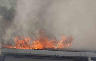 Pendik’te 3 katlı iki binanın çatısı alevlere...