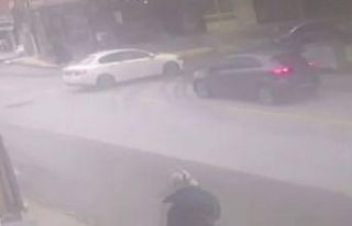 Pendik’te karşılıklı iki otomobilini içindeki...