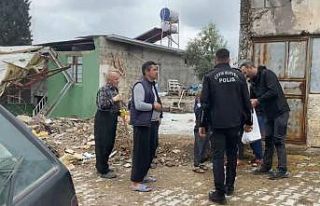 Polis ekipleri, depremzedelere destek oluyor