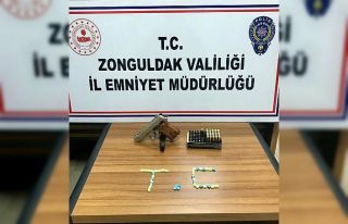 Polisi görünce uyuşturucu hapları yere atarak...