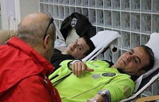 Polisler can kurtarmak için kan verdi