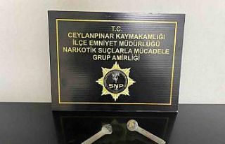 Polislerin durdurduğu şahısların üzerinden uyuşturucu...