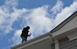 Protokolün hastane ziyareti sırasında çatıya...