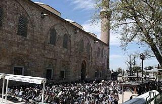 Ramazan ayının son cuması Bursa Ulucami doldu taştı