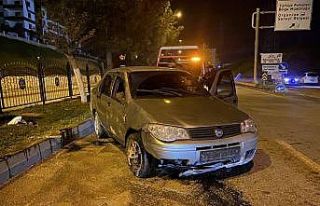 Refüje çıkan otomobilin sürücüsü yaralandı
