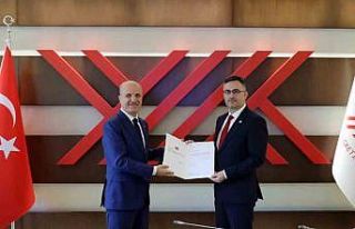 Rektör Çağlar mazbatasını aldı