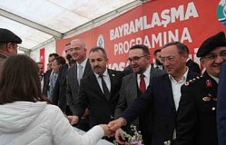 Rize’de bayramlaşma töreninde vatandaşlar bir...