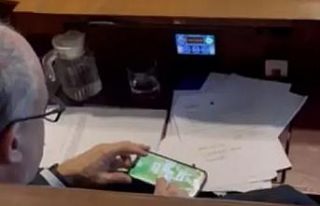 Roma Belediye Başkanı mecliste iskambil oynadı