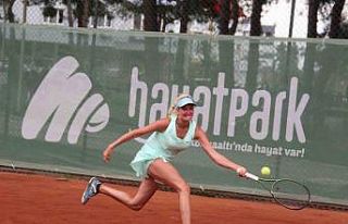 Rus kadın tenisçi kortta kadınların ardından...