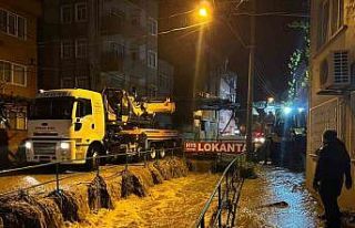 Sağanak ile gelen taşkın araçları sürükledi