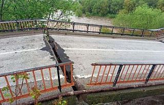 Sağanak yağışlar köprüye zarar verdi