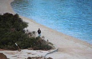 Sahile kum döktüler, denize beton blok yerleştirdiler