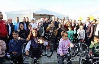 Şahin, İslahiye ve Nurdağı’nda depremzedelerle...