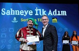 Sahneye ilk adımını atan Başakşehirliler sertifikalarını...