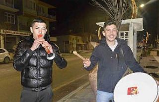 Sahurda davul geleneğini gençler yaşatıyor
