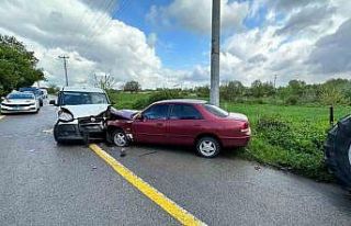 Sakarya’da hafif ticari araç ile otomobil kafa...