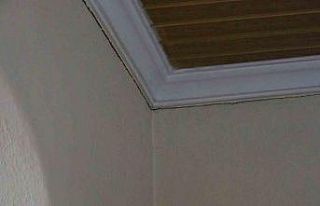 Sallanan istinat duvarı evleri tehdit ediyor